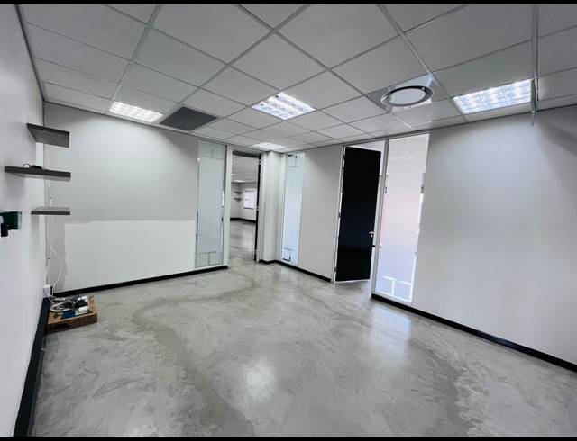 230M² OFFICE FOR SALE IN FOURWAYS